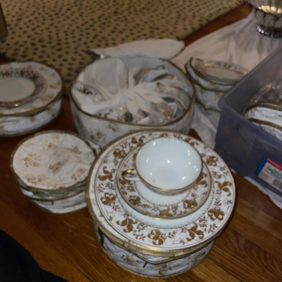 Le Tallec Limoges Bonwit Teller Gilt Botanical Border Full set 24 plates /9 cups - Picture 6 of 7